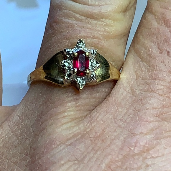 10kt solid Gold and Ruby & diamond Ring! So pretty 😍 - Picture 5 of 9